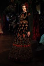 Model walk for Rohit Bal Show at India Couture Week 2015 on 1st Aug 2015  (101)_55be1480224e2.JPG