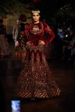Model walk for Rohit Bal Show at India Couture Week 2015 on 1st Aug 2015  (102)_55be14818266b.JPG