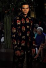 Model walk for Rohit Bal Show at India Couture Week 2015 on 1st Aug 2015  (106)_55be148622c63.JPG