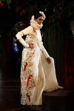 Model walk for Rohit Bal Show at India Couture Week 2015 on 1st Aug 2015  (11)_55be13e1119e6.JPG