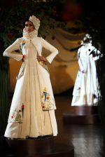 Model walk for Rohit Bal Show at India Couture Week 2015 on 1st Aug 2015  (13)_55be13e44471a.JPG