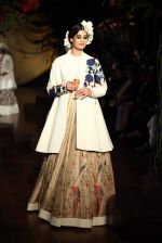 Model walk for Rohit Bal Show at India Couture Week 2015 on 1st Aug 2015  (29)_55be13feeb0dd.JPG