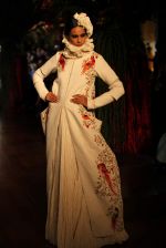 Model walk for Rohit Bal Show at India Couture Week 2015 on 1st Aug 2015  (8)_55be13dd27f76.JPG