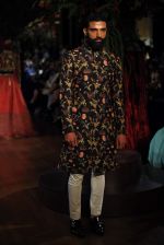 Model walk for Rohit Bal Show at India Couture Week 2015 on 1st Aug 2015  (80)_55be14615591b.JPG