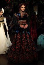 Model walk for Rohit Bal Show at India Couture Week 2015 on 1st Aug 2015  (81)_55be1462b75d9.JPG
