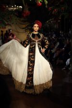 Model walk for Rohit Bal Show at India Couture Week 2015 on 1st Aug 2015  (89)_55be146f44694.JPG