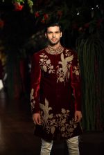 Model walk for Rohit Bal Show at India Couture Week 2015 on 1st Aug 2015  (95)_55be1477eb7f5.JPG