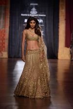 Shilpa Shetty walk for Harpreet and Rimple Narula Show at India Couture Week 2015 on 1st Aug 2015  (4)_55be152dc2efd.JPG