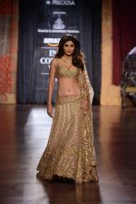 Shilpa Shetty walk for Harpreet and Rimple Narula Show at India Couture Week 2015 on 1st Aug 2015  (5)_55be152eb5925.JPG