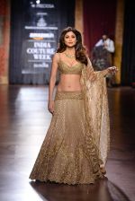 Shilpa Shetty walk for Harpreet and Rimple Narula Show at India Couture Week 2015 on 1st Aug 2015  (6)_55be152fdbf94.JPG