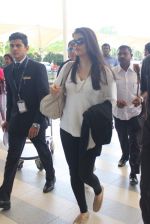 Aishwarya Rai Bachchan snapped at the airport on 2nd Aug 2015 (18)_55bf170c609d7.JPG