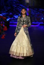 Model walks for manish malhotra at icw day 5 grand finale on 2nd Aug 2015 (125)_55bf1a2186a23.JPG