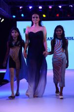 Roshni Chopra at Smile Foundations Fashion Show Ramp for Champs, a fashion show for education of underpriveledged children on 2nd Aug 2015 (118)_55bf1e1381700.JPG