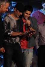 Akshay Kumar, Sidharth Malhotra at the Trailor launch of brothers  on 5th Aug 2015 (35)_55c319df9355d.JPG