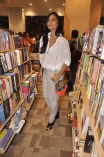Shweta Salve at Namrata Purohit_s The Lazy Girl_s Guide to Being Fit book Launch in crossword Kemps Corner on 5th Aug 2015 (60)_55c31cec45887.JPG