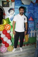 Ajaz Khan at Sara Khan Birthday Party in Mumbai on 6th Aug 2015 (28)_55c4537f473e7.jpg