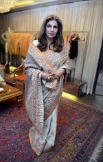 Dimple Kapadia at Abu Jani Sandeep Khosla unveiled their latest collection- VARANASI at the opening of BMW India Bridal Fashion Week on 7th Aug 2015 (25)_55c5d644e9173.JPG