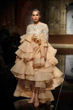 Model walks for abu jani sandeep khosla show in delhi on 7th Aug 2015 (5)_55c5d31751e09.jpg