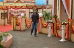 Abhishek Bachchan on the sets of Sab Tv_s Bade Door Se Aye Hain on 8th Aug 2015 (37)_55c73d6992985.JPG