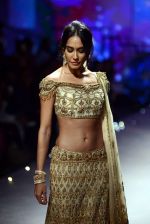 Lisa Haydon walks for Tarun Tahiliani Show at India Bridal Week on 8th Aug 2015 (16)_55c73f9163082.jpg