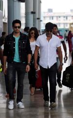 Akshay Kumar, Sidharth Malhotra, Jacqueline Fernandez at Brothers team at Delhi Airport on 10th Aug 2015 (1)_55c9a4b9bf13a.jpg