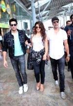 Akshay Kumar, Sidharth Malhotra, Jacqueline Fernandez at Brothers team at Delhi Airport on 10th Aug 2015 (8)_55c9a4bb95fd3.jpg