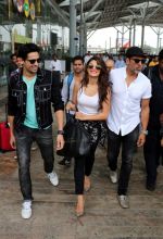 Akshay Kumar, Sidharth Malhotra, Jacqueline Fernandez at Brothers team at Delhi Airport on 10th Aug 2015 (9)_55c9a48732467.jpg