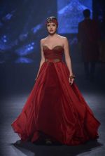 Model walk the ramp for Shantanu Nikhil at India Bridal Week Day 4 on 9th Aug 2015 (18)_55c9a3b67a366.jpg