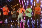 Saif Ali Khan, Katrina Kaif at the Promotion of Phantom on the sets of Indian Idol Junior 2015 in Mumbai on 16th Aug 2015 (122)_55d1869218699.JPG
