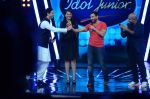 Saif Ali Khan, Sonakshi Sinha at the Promotion of Phantom on the sets of Indian Idol Junior 2015 in Mumbai on 16th Aug 2015 (7)_55d186952d37b.JPG