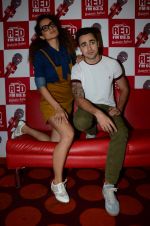 Imran Khan, Kangana Ranaut on the sets of Red FM in lower Parel on 18th Aug 2015 (1)_55d71e7c95d28.JPG