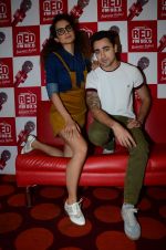 Imran Khan, Kangana Ranaut on the sets of Red FM in lower Parel on 18th Aug 2015 (54)_55d71e80985f7.JPG
