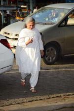 Jaya Bachchan at Shraddha Kapoor_s grandfather_s prayer meet in Juhu, Mumbai on 18th Aug 2015 (98)_55d71f8d9c284.JPG