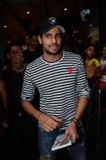 Sidharth Malhotra at Healthy Kitchen book launch by celebrity nutritionist Marika Johansson in Mumbai on 21st Aug 2015 (107)_55d87ed2b893a.JPG