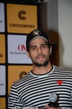 Sidharth Malhotra at Healthy Kitchen book launch by celebrity nutritionist Marika Johansson in Mumbai on 21st Aug 2015 (32)_55d87e7d21f48.JPG