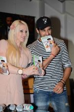 Sidharth Malhotra at Healthy Kitchen book launch by celebrity nutritionist Marika Johansson in Mumbai on 21st Aug 2015 (56)_55d87e90cd749.JPG