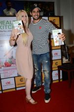 Sidharth Malhotra at Healthy Kitchen book launch by celebrity nutritionist Marika Johansson in Mumbai on 21st Aug 2015 (90)_55d87ebb02e66.JPG
