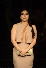 Bhumi Pednekar at Payal Singhal Show on day 1 of LIFW on 26th Aug 2015 (74)_55ded1d6b1e0d.JPG