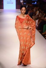 Model walk the ramp for Krishna Mehta Show on day 1 of LIFW on 26th Aug 2015 (317)_55ded242c0a20.JPG
