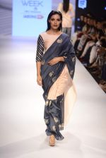 Model walk the ramp for Payal Singhal Show on day 1 of LIFW on 26th Aug 2015 (97)_55ded25bc0af7.JPG