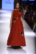 Model walks for Ridhi Mehra Show at LIFW Day 5 on 29th Aug 2015  (120)_55e309ba98887.JPG