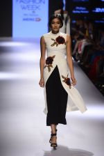 Model walks for Ridhi Mehra Show at LIFW Day 5 on 29th Aug 2015  (13)_55e3094a6cf42.JPG