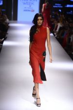 Model walks for Ridhi Mehra Show at LIFW Day 5 on 29th Aug 2015  (141)_55e309d8dd495.JPG