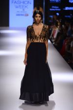 Model walks for Ridhi Mehra Show at LIFW Day 5 on 29th Aug 2015  (31)_55e3095c7085d.JPG