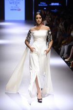 Model walks for Ridhi Mehra Show at LIFW Day 5 on 29th Aug 2015  (4)_55e309422b425.JPG