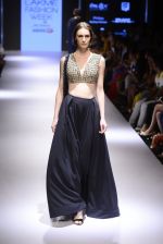 Model walks for Ridhi Mehra Show at LIFW Day 5 on 29th Aug 2015  (76)_55e30992790b2.JPG