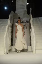 Model walk the ramp for gaurav gupta Show at the grand finale of Lakme Fashion Week on 30th Aug 2015 (1940)_55e4043d3030a.JPG