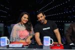 Sonakshi Sinha, John Abraham on Indian Idol Location on 31st Aug 2015 (14)_55e5553067764.jpg