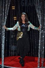 Sonakshi Sinha on the sets of Indian Idol in Filmcity, Mumbai on 4th Sept 2015 (19)_55eac6eaaa4a2.JPG