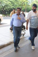 Johnny Lever snapped at airport  on 5th Sept 2015 (3)_55ec27de8f4fa.JPG
